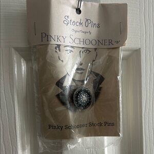 Black & White Stock Pin